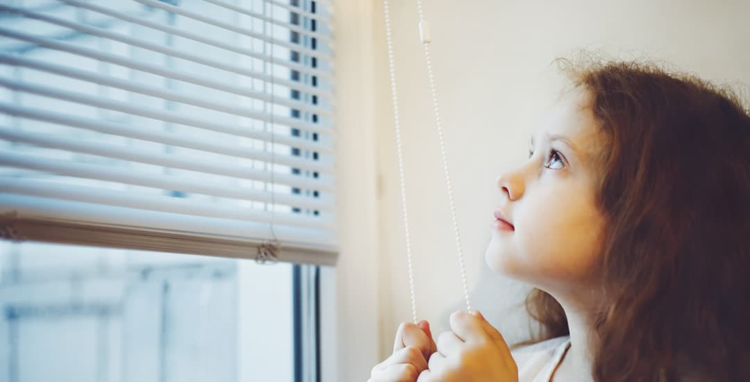 Child operating venetian blinds with child safety easy break