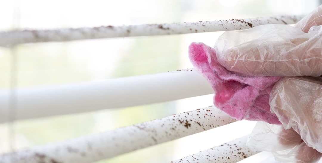 cleaning stained grimy venetian blinds