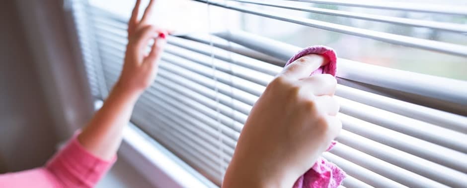 How to clean venetian blinds