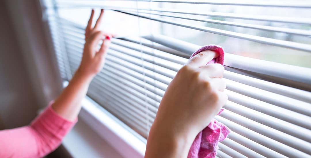 How to clean venetian blinds