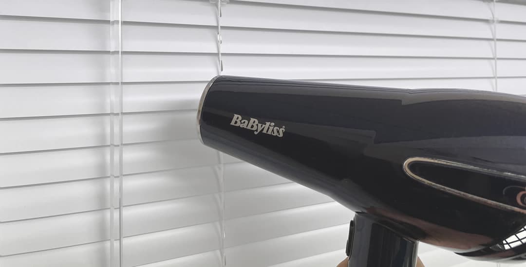 Use hairdryer to dry venetian blinds