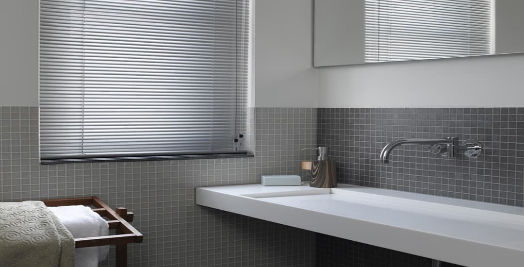 Bathroom venetian blinds