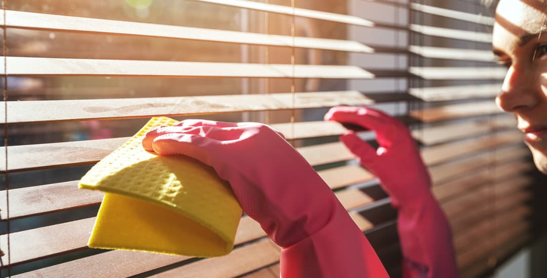 Cleaning wooden blinds in open position