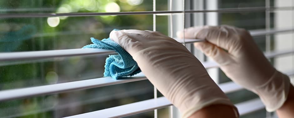 Cleaning venetian blinds with microfibre cloth