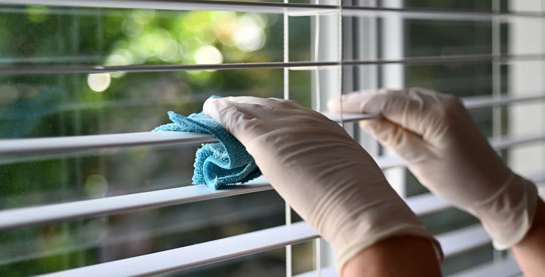 Cleaning venetian blinds with microfibre cloth