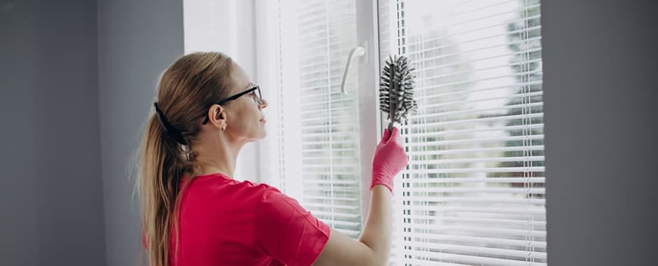 Dusting venetian blinds the easy way