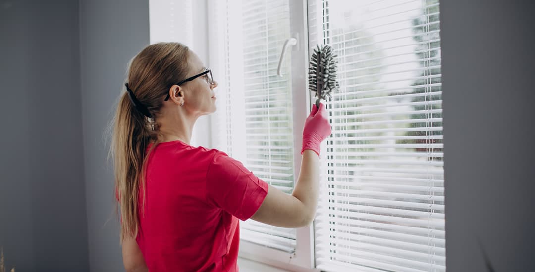 Dusting venetian blinds the easy way