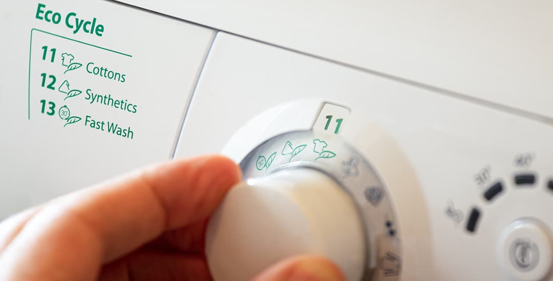Selecting eco low energy cycle programme on washing machine