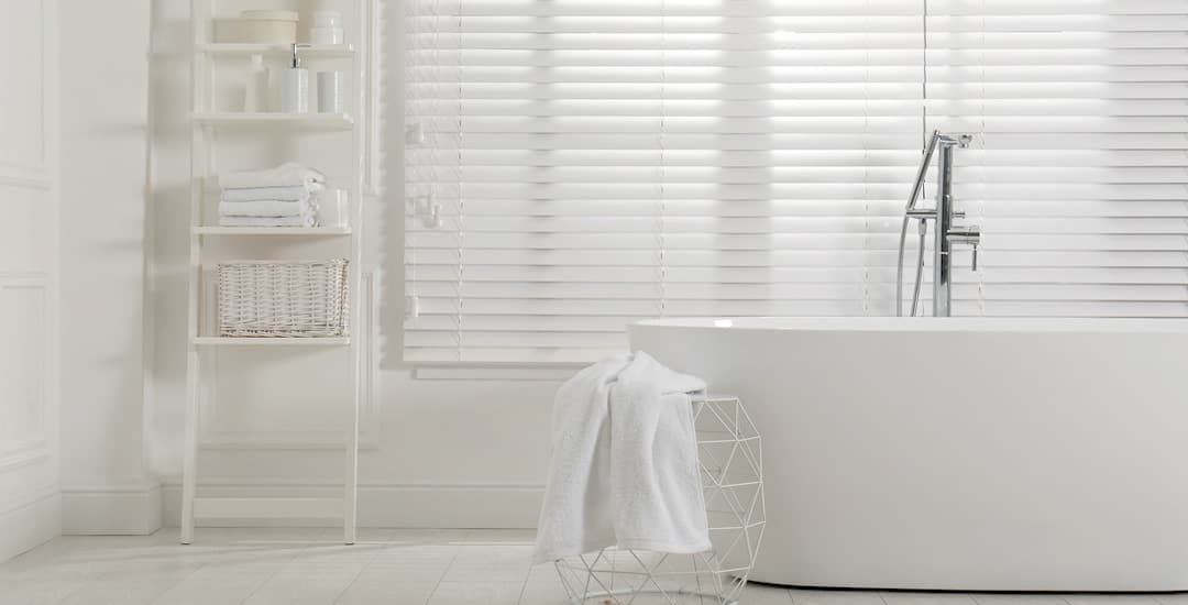 White faux wood blinds in cosy modern bathroom