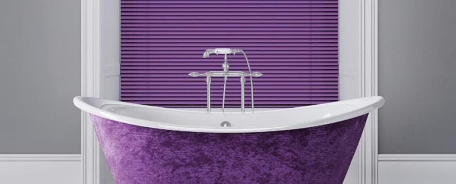 Purple Venetian blinds behind a purple bath